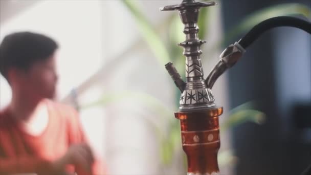 Jonge man roken Shisha — Stockvideo