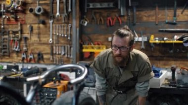 Bisiklet tamir ediyorum. Sakallı adam özel motosiklet oluşturma