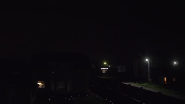 Вспышки молний в ночном небе — стоковое видео