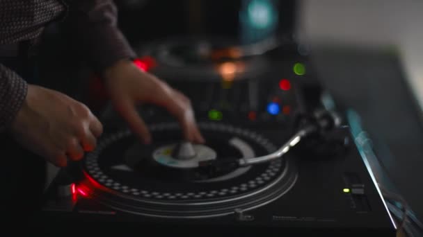 DJs mão tocando música na plataforma giratória em uma festa — Vídeo de Stock