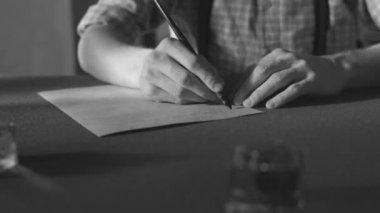 El yazısı bir harf veya vintage quill ve eski kağıt parçaları ile bir hikaye