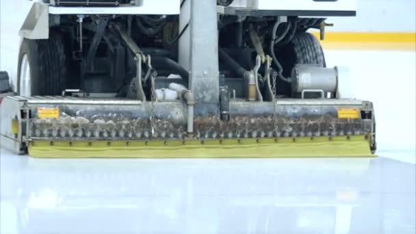 Resurgiendo la máquina de limpieza de hielo de la pista de hockey — Vídeo de stock