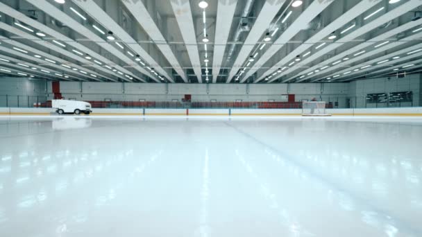 Wiederbelebungsmaschine reinigt Eis der Eishockeyhalle — Stockvideo