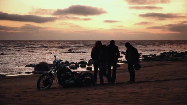 Silhouette of bikers and motorcycle with sunrise background — Stock Video