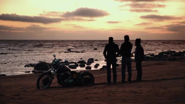 Silhouette bisikletçileri ve gündoğumu arka plan ile motosiklet — Stok video