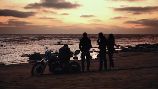 Silhouette of bikers and motorcycle with sunrise background — Stock Video