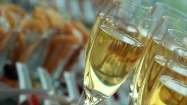 Bir kadeh beyaz şarap, şampanya, bir sürü yakın plan.