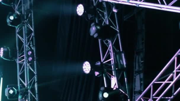 暗闇の中で舞台照明効果 — ストック動画