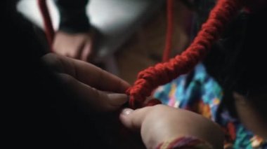 Kadın el bir saç modeli saç kaplama ile yapıyor