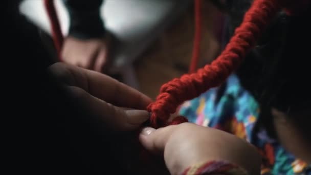 Γυναίκα Χέρι Κάνει Ένα Χτένισμα Μια Πλεξούδα Μαλλιά — Αρχείο Βίντεο