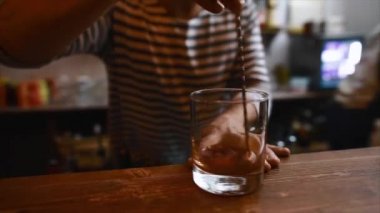 Barmen bir kokteyl yapar