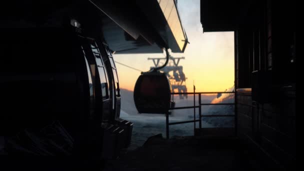 Estación de esquí en las montañas de invierno. Puesta de sol — Vídeos de Stock