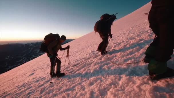 Hiking, cihazları yürüyüş ile adam — Stok video