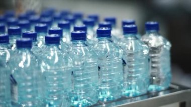 bir masada su plastik şişe