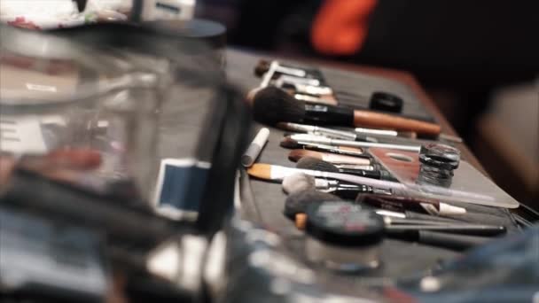 Εργαλεία μακιγιάζ σε ένα τραπέζι. κοντινό — Αρχείο Βίντεο
