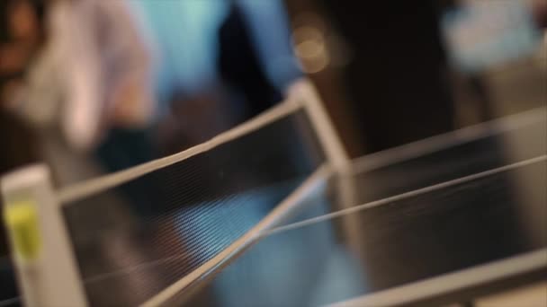 Två man spelar ping pong tennis — Stockvideo