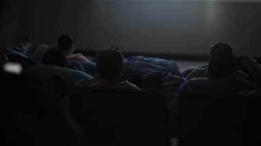 Performans sırasında oditoryumdaki kişiler