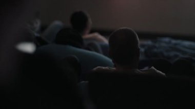 Performans sırasında oditoryumdaki kişiler