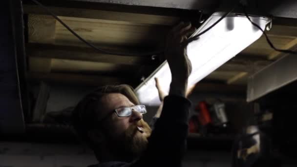 Elektrikçi tavandaki neonu tamir ediyor. — Stok video