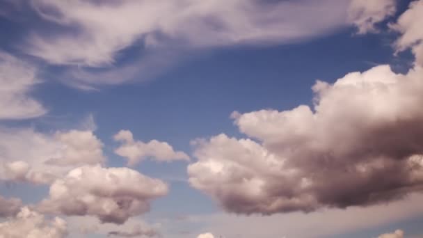Mavi gökyüzünde beyaz, kabarık bulutlar — Stok video