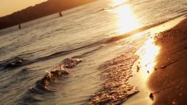 Ondas na praia em luz do pôr do sol — Vídeo de Stock