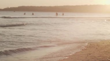 Gün batımı ışığında sahilde dalgalar