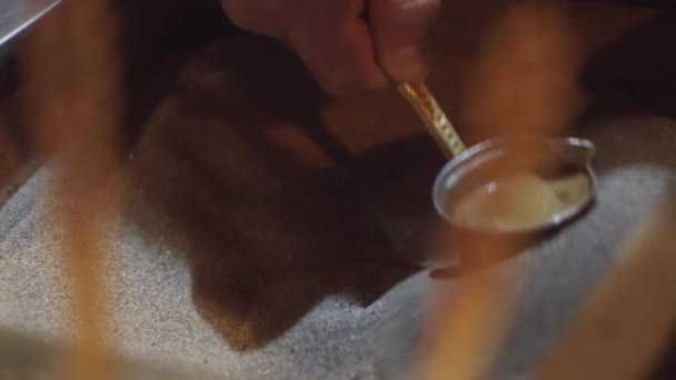 Café turco cocinado en arena — Vídeos de Stock