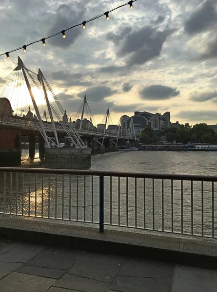 Thames Nehri Üzerindeki Yaya Köprüsü Londra Günbatımı Bulutlar — Stok fotoğraf