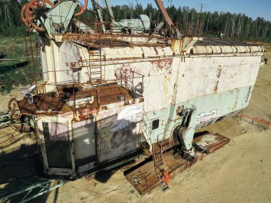 Dev, eski bir absetzer kum madeninde paslanır. Büyük bir maden kazıcı.