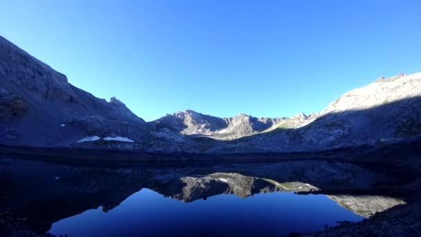 Amanecer Por Mañana Sobre Lago Azul Las Montañas Sombra Del — Vídeos de Stock