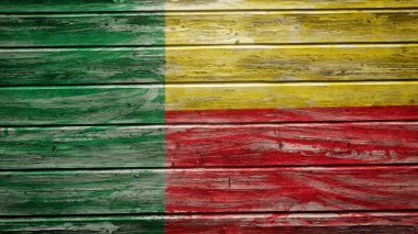 Yıpranmış tahtalara benin bayrağı boyanmış.