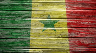 Yıpranmış ahşap tahtalara Senegal bayrağı