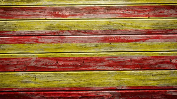 Yıpranmış ahşap tahtalara katalonya bayrağı boyanmış.