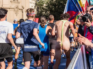 Prague, Çek Cumhuriyeti - 6 Mayıs 2018: Grup koşucu üzerinde Volkswagen maraton Prag, Çek Cumhuriyeti. Dünya maraton koşucular kurşun içinde belgili tanımlık dünya en iyi maraton koşucular kurşun en iyi..