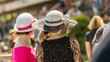 Bayanlar yarış pisti üzerinde şapkalı. Romantik yaz şapka. Retro tarzı yaz romantizm güneşli gün.