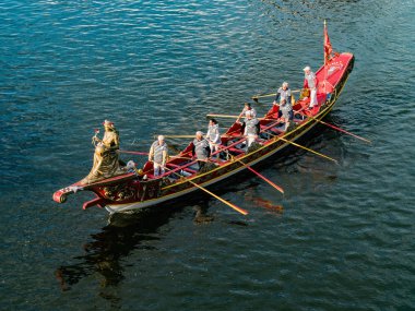 Prague, Çek Cumhuriyeti - Mayıs, 15, 2018. Venedik gondol Vltava, St. John Navalis Prag 2018 kutlama üzerinde. Gondol Vltava Prag'daki Charles Bridge yakınındaki üzerinde.