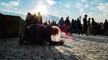 Prague, Çek Cumhuriyeti - Mayıs, 15, 2018. Charles Köprüsü güneşli günü, St. John Navalis Prag 2018 kutlama