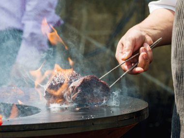 Sebzelerin üzerine kömürün üstünde Barbekü ile çeşitli lezzetli ızgara et. Barbekü