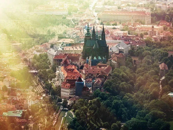 プラハ城 聖ヴィート大聖堂 チェコ共和国の空中写真 晴れた日の飛行機からのパノラマ ビュー — ストック写真