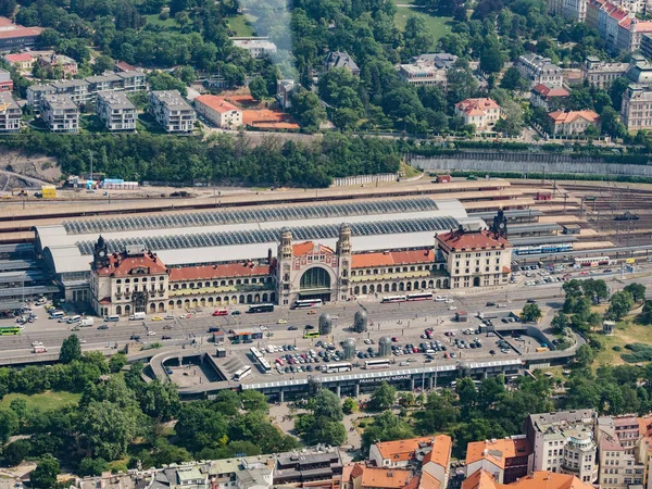 プラハの主要鉄道駅 Hlavni Nadrazi の空中写真メインの最大かつ最も忙しいの駅が 1871 年にチェコ共和国のプラハで開かれました 飛行機からの眺め — ストック写真