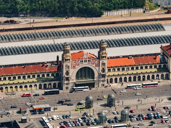 プラハの主要鉄道駅 Hlavni Nadrazi の空中写真メインの最大かつ最も忙しいの駅が 1871 年にチェコ共和国のプラハで開かれました 飛行機からの眺め — ストック写真