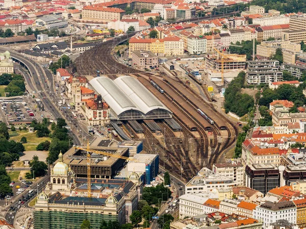 プラハ チェコ 2018 プラハの主要鉄道駅 Hlavni Nadrazi の空中写真メインの最大かつ最も忙しい鉄道 1871 年にチェコ共和国のプラハで開かれた駅 — ストック写真