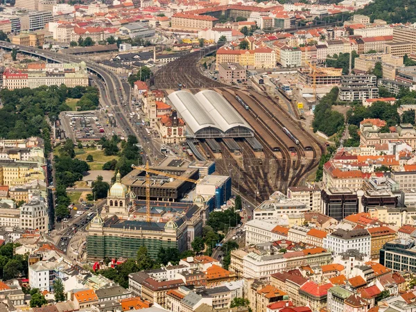 プラハの主要鉄道駅 Hlavni Nadrazi の空中写真メインの最大かつ最も忙しいの駅が 1871 年にチェコ共和国のプラハで開かれました 飛行機からの眺め — ストック写真