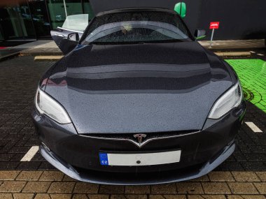 Tilburg, Hollanda - 31 Mayıs 2018: Yeni Tesla araba modeli S fabrika Tesla Tilburg önce 100d... Tesla montaj fabrikası Tilburg, Hollanda motorlar. Tesla Model S 100d.
