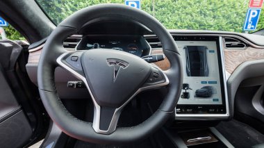 Urmond, Hollanda - 31 Mayıs 2018: Urmond içinde şarj üzerinde bir araba istasyonla kompresörle Tesla. Tesla Motors montaj fabrikası Tilburg, pano ile Tesla araba göstermek.