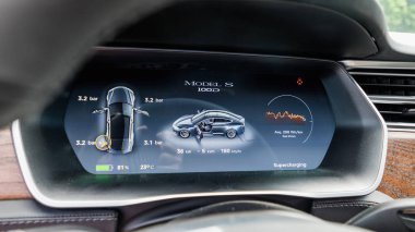 Urmond, Hollanda - 31 Mayıs 2018: Urmond içinde şarj üzerinde bir araba istasyonla kompresörle Tesla. Tesla Motors montaj fabrikası Tilburg, pano ile Tesla araba göstermek.