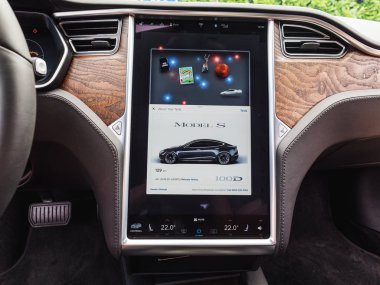 Urmond, Hollanda - 31 Mayıs 2018: kontrol paneli. İnfographics büyük ekran. Tesla benler S 100d. Tesla Motors montaj fabrikası, pano ile Tesla araba göstermek.