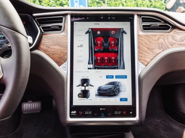 Urmond, Hollanda - 31 Mayıs 2018: kontrol paneli. İnfographics büyük ekran. Tesla benler S 100d. Tesla Motors montaj fabrikası, pano ile Tesla araba göstermek.
