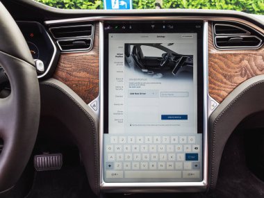 Urmond, Hollanda - 31 Mayıs 2018: kontrol paneli. İnfographics büyük ekran. Tesla benler S 100d. Tesla Motors montaj fabrikası, pano ile Tesla araba göstermek.