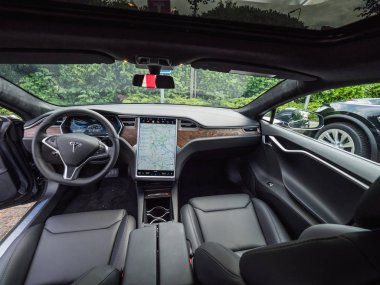 Urmond, Hollanda - 31 Mayıs 2018: Deri lüks elektrikli otomobil Tesla Model S 100d iç. Tesla Motors montaj fabrikası Tilburg, iç Tesla araba.